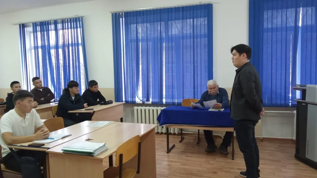 A university graduate gave a lecture