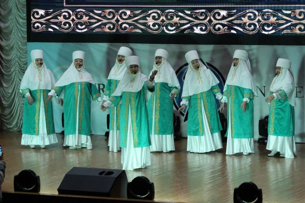 Празднует национальный праздник