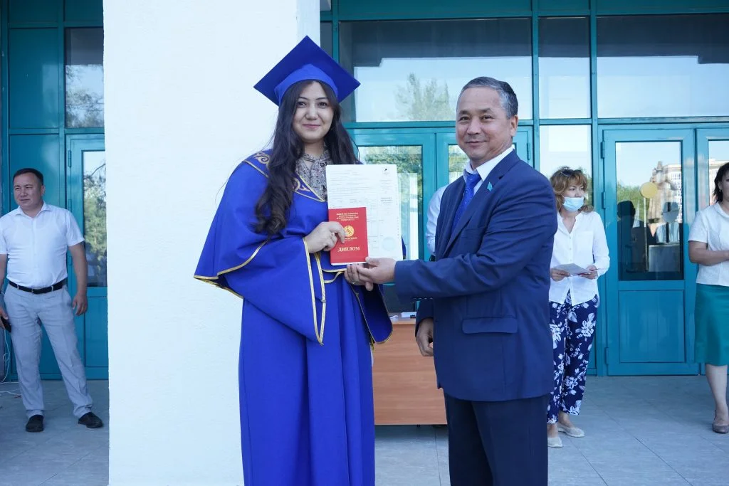 Түлектер диплом алуда