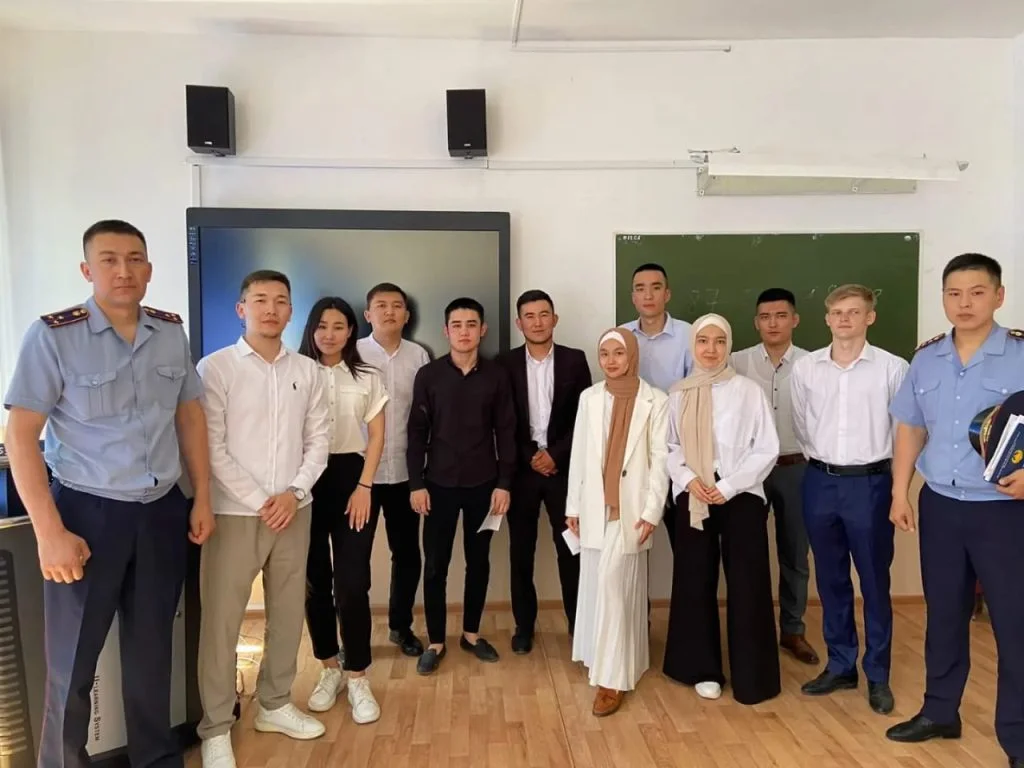 Полиция қызметкерлерімен кездесті
